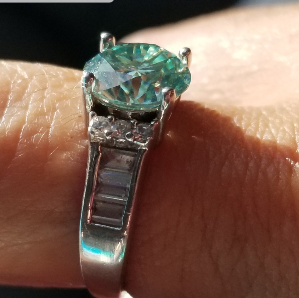 925 sterling silver 2.5 carat green color changing moissanite baguette ring - Picture 9 of 14
